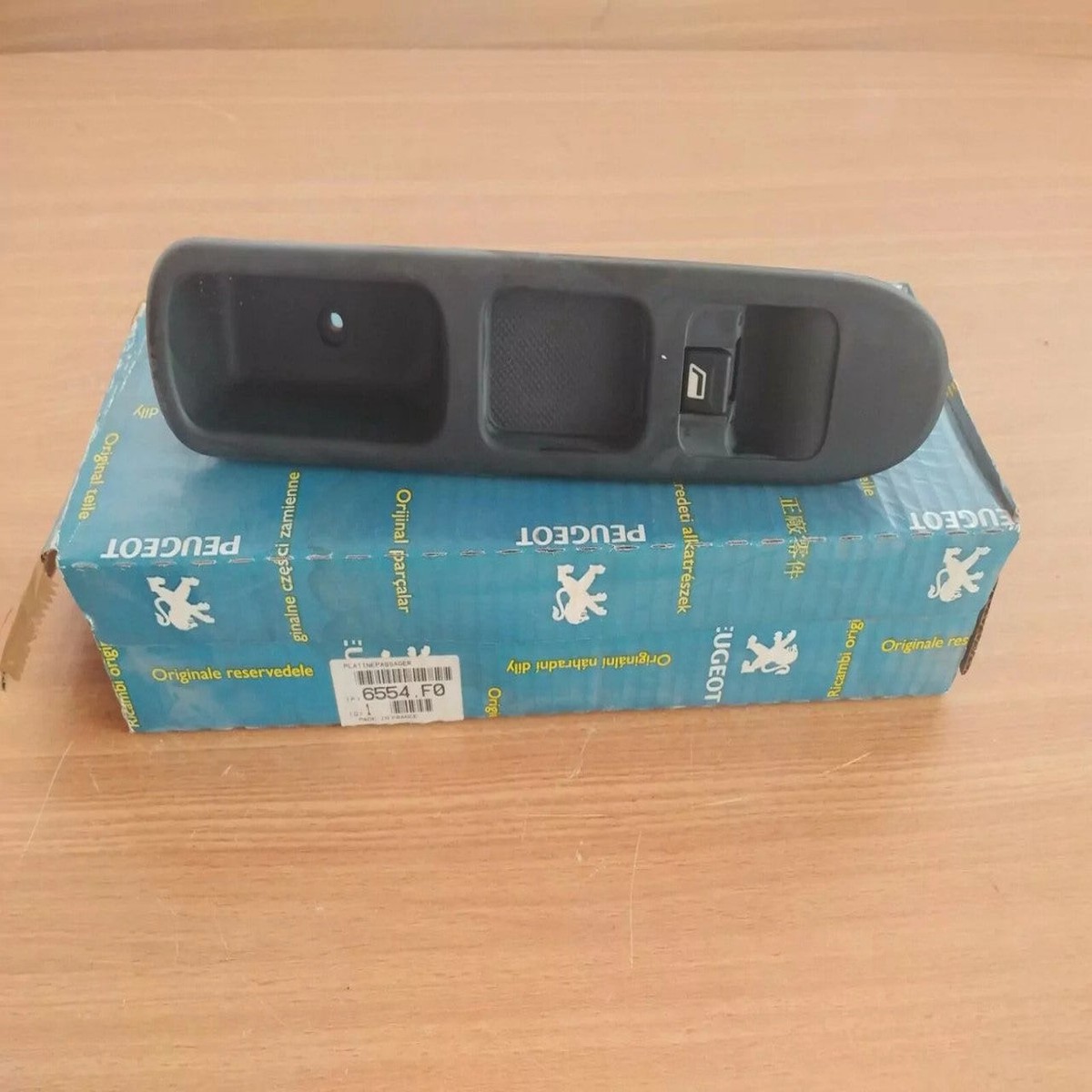 Switch Window Front Passenger fits Peugeot 307 6554F0 Genuine